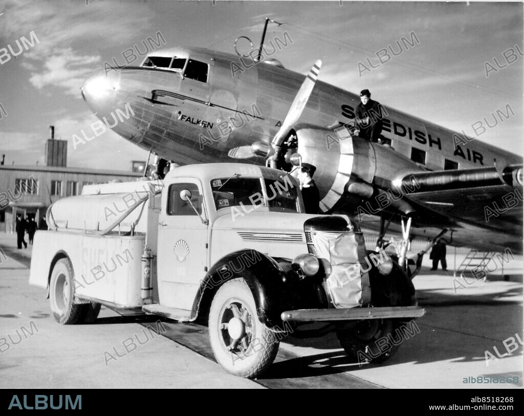 Svenska flygbolaget ABA / AB Aerotransport /. tankbil / tankning av DC-3:a Falken på Bulltofta flygplats i Malmö. Flyg Bolag Företag ABA / AB Aerotransport 1946 /. Plantyper DC:3 / DC-3 / Motor Tankbilar / Malmö Flyg Bulltofta. (c) Sydsvenskan / IBL Bildbyrå.