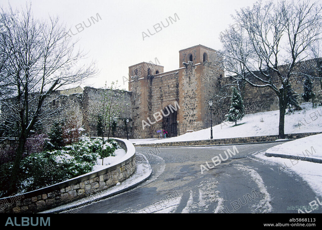 Arco de / San Esteban Gate and walls ("mudéjar" architecture) (Sant James pilgrimage way to Santiago).