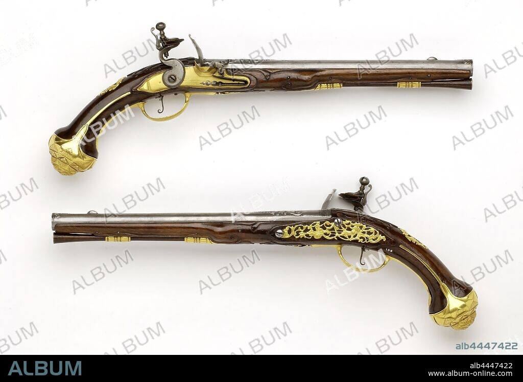 Flint gun, Part of a couple. The gold-plated, copper-plated lock plate is engraved with a signature, the rooster is made of iron, the steel spring blued. The barrel has a round cross section and a series of octagonal rings on the back, a ridge runs between the breech and the iron visor grain, marked on the back with the arms of Utrecht and on the bottom with a crowned coat of arms. The flask has been cut with, among other things, accolade. The gilt brass fittings consist of, a screw plate with ajour worked leaves, one of which ends in a dragon, and a female figure with a short axis on a carriage pulled by a myth figure, an unadorned thumb plate framed by horseshoe and a flask with facets and a mask on the octagonal flask cover plate, the loading stick has a brass cap., Gerrit Lasonder (II), Utrecht, 1710 - 1720, brass (alloy), gilding (material), wood (plant material), iron (metal), cutting, l 51.2 cm l 33.4 cm d 16.2 mm l 33.7 cm.