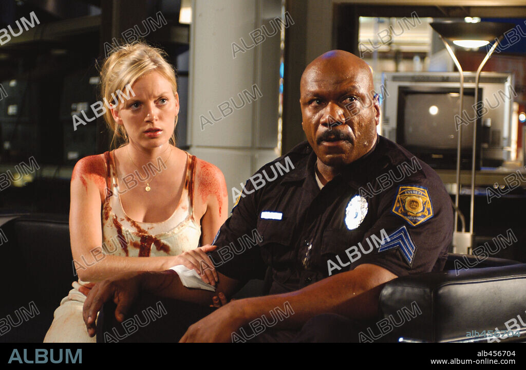 SARAH POLLEY and VING RHAMES in DAWN OF THE DEAD, 2004, directed by ZACK SNYDER. Copyright UNIVERSAL STUDIOS.