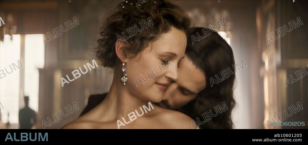 LOUIS GARREL y VICKY KRIEPS en TRES MOSQUETEROS: LOS TRES MOSQUETEROS: MILADY, 2023 (LES TROIS MOUSQUETAIRES: MILADY), dirigida por MARTIN BOURBOULON. Copyright Pathé, Chapter 2, Constantin Film, M6 Films, Radar Films.