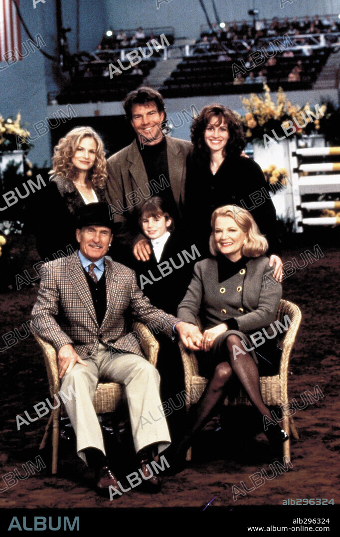 DENNIS QUAID, GENA ROWLANDS, JULIA ROBERTS, KYRA SEDGWICK and ROBERT DUVALL in SOMETHING TO TALK ABOUT, 1995, directed by LASSE HALLSTROM. Copyright WARNER BROTHERS.