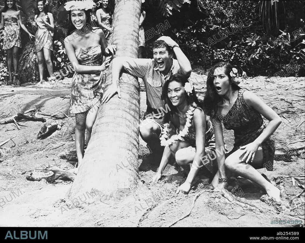 DICK VAN DYKE in LIEUTENANT ROBIN CRUSOE U. S. N., 1966, unter der Regie von PAUL BYRON. Copyright WALT DISNEY PRODUCTIONS.