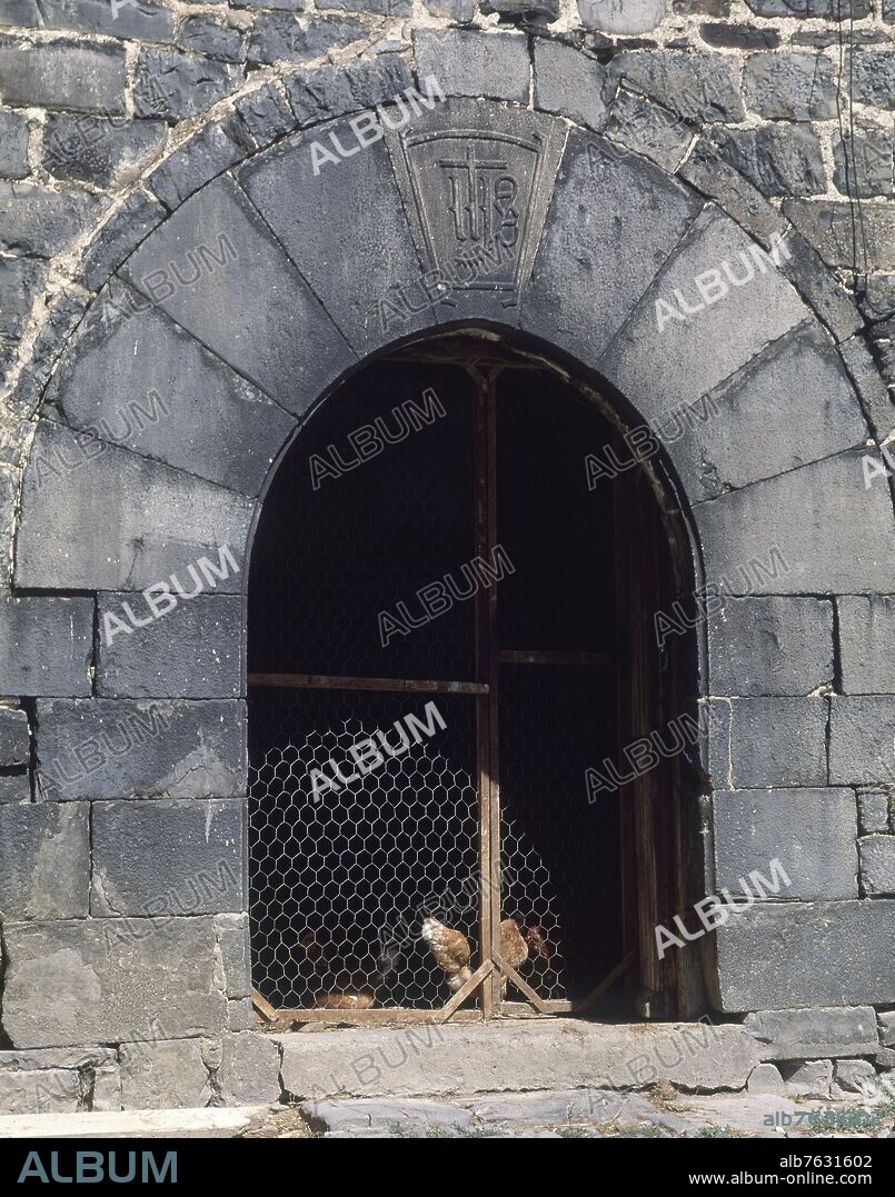 GALLINERO-PUERTA CON REJA Y GALLINAS DENTRO - FOTO AÑOS 00.