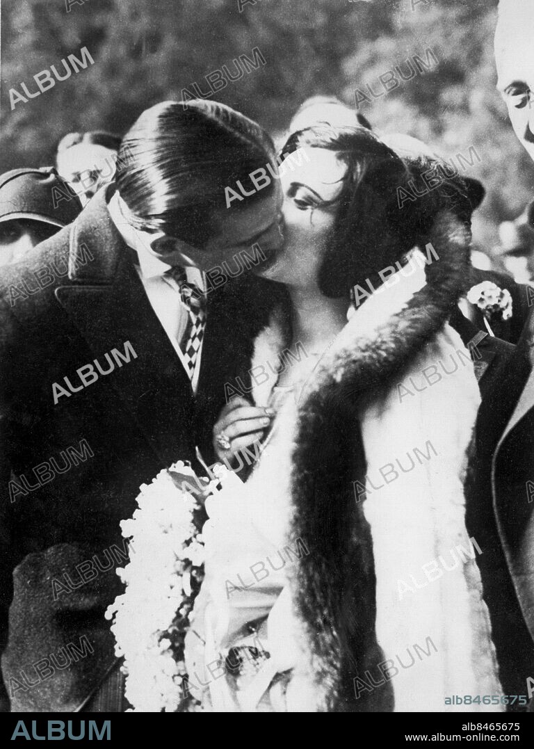 Orig. bildtext... POLA NEGRI MARRIES GEORGIAN PRINCE. There were scenes of wild enthusiasm at Seraincourt, a hamlet of Normandy, on Saturday, when Pola Negri was married to Prince Serge Mdivani. The marriage was performed by the Mayor. Photo shows:- The kiss that Pola gave her Prince after the ceremony was in the best traditions of a film close up. 16/5/27 Anm. P Negri, 1894-1987, polsk-amerikansk skådespelerska, gift med S Mdivani 1927-1931. S Mdivani, 1903-1936, georgisk prins. Flydde till Paris efter den ryska revolutionen 1917. Pälskragar Brud Brudgum Brudpar CD556 persons: POLA NEGRI;SERGE MDIVANI sites: POLEN*;USA*;SERAINCOURT;FRANKRIKE.