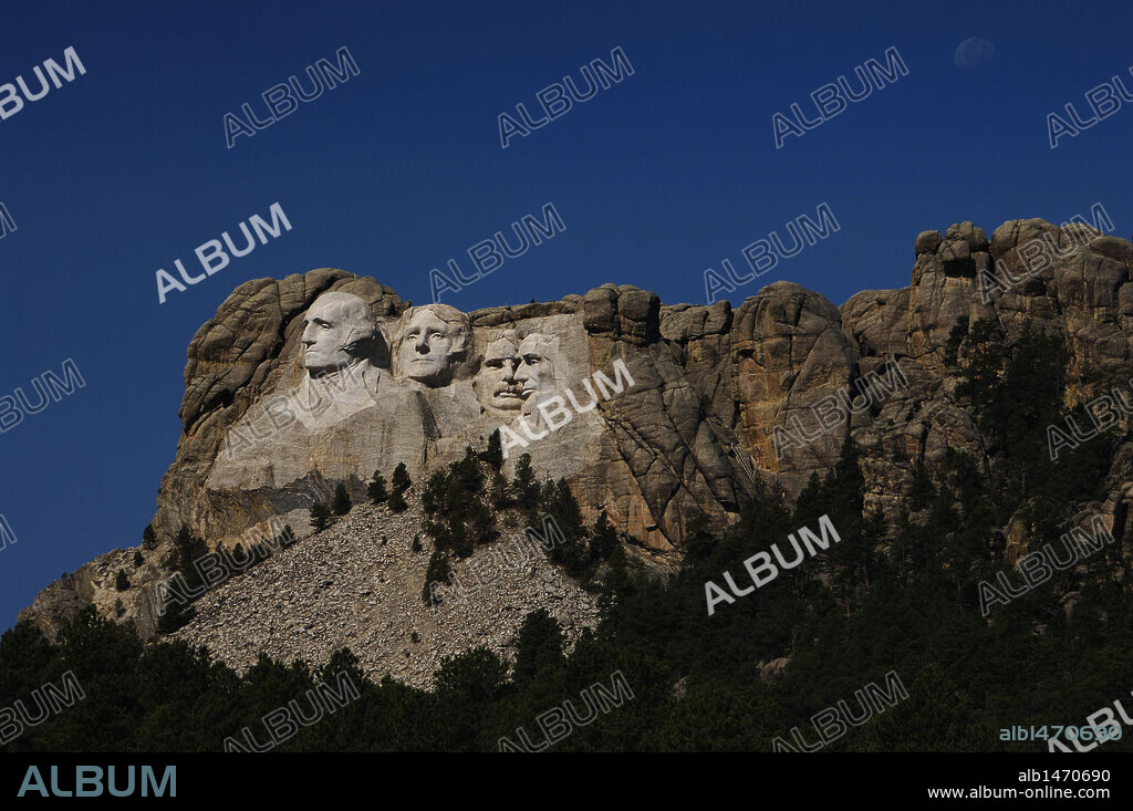 United States. Mount Rushmore National Memorial. Heads of the United States's presidents carved into Mount Rushmore. From left to right, George Washington, Thomas Jefferson, Theodore Roosevelt and Abraham Lincoln. 1927-1941. By Gutzon and Lincoln Borglum. Keystone.