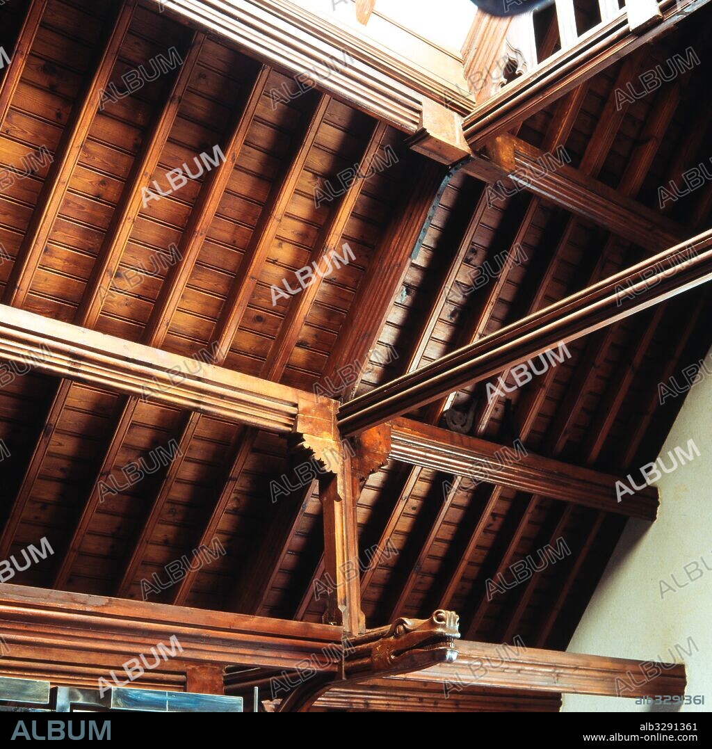 Josep Puig i Cadafalch / Techo de madera con vigas zoomórficas en el desván de la Casa Amatller, 1898-1900, Barcelona, Barcelona, Cataluña, España.