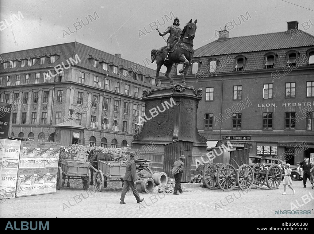 Göteborg - 1936-06-22 - Skräpigt runt statyn av Karl IX - Kopparmärra - Kungsportsplatsen - Statyn har nyss flyttats till sin nya plats - *** Local Caption *** KREP Låda 2012-08. KAMERAREPORTAGE.