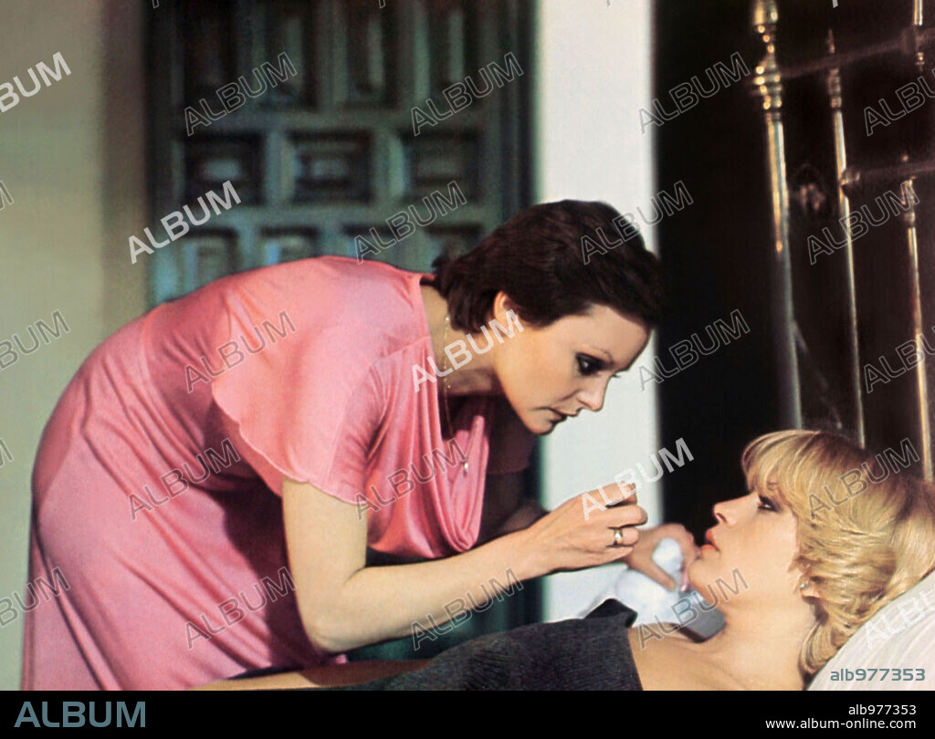 BARBARA REY y ROCIO DURCAL en ME SIENTO EXTRAÑA, 1977, dirigida por ENRIQUE MARTI MAQUEDA.