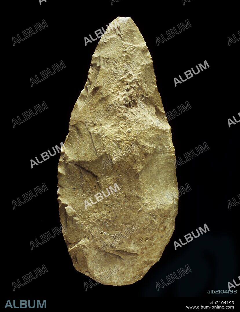 AJUAR PALEOLITICO: BIFAZ LANCEOLADO DE SILEX, DEL CERRO DE SAN ISIDRO (DEPOSITO: MUSEO ARQUEOLOGICO NACIONAL).