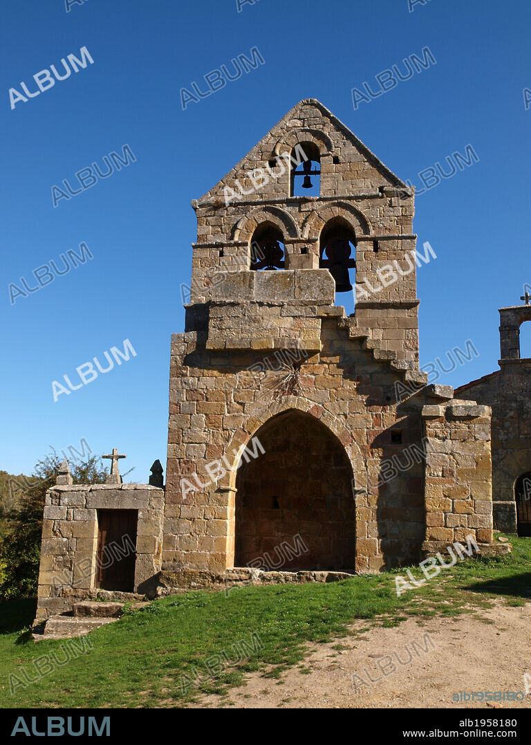CANTABRIA. ALDEA DE EBRO. Localidad declarada Bien de Interés Cultural (Conjunto Histórico). Detalle de la espadaña exenta que forma parte de un conjunto parroquial del siglo XIII. España.