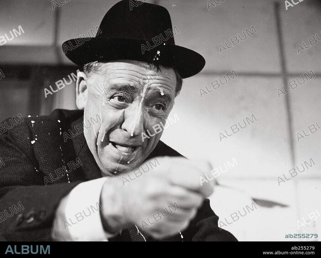 PACO MARTINEZ SORIA en ABUELO MADE IN SPAIN, 1969, dirigida por PEDRO LAZAGA. Copyright FILMAYER.
