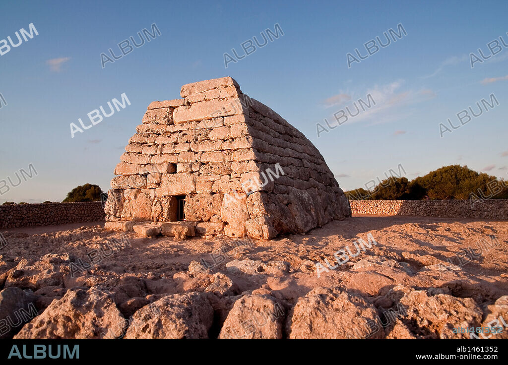ARTE PREHISTORICO-EDAD METALES. EDAD DEL BRONCE. NAVETA DES TUDONS. Edificio de planta de herradura y forma de nave invertida, posiblemente de funcionalidad funeraria. CULTURA MEGALITICA. Alrededores de Ciutadella. MENORCA. Islas Baleares. España.