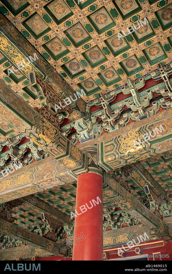 ARTE CHINO. CIUDAD PROHIBIDA. Detalle del ARTESONADO del techo de uno de los edificios del interior. PEKIN. China.