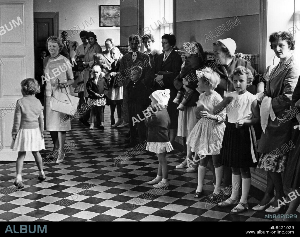1961-08-25. Upprop första skoldagen. Lärarinnan Ann-Marie Cardell öppnar dörren för barnen, eleverna, och deras föräldrar, mammor . Foto Ernst Henriksson / Sydsvenskan / SCANPIX / Kod 73035. **OUT Kvällsposten, Skånska Dagbladet, Metro Skåne**. ***BETALBILD***.