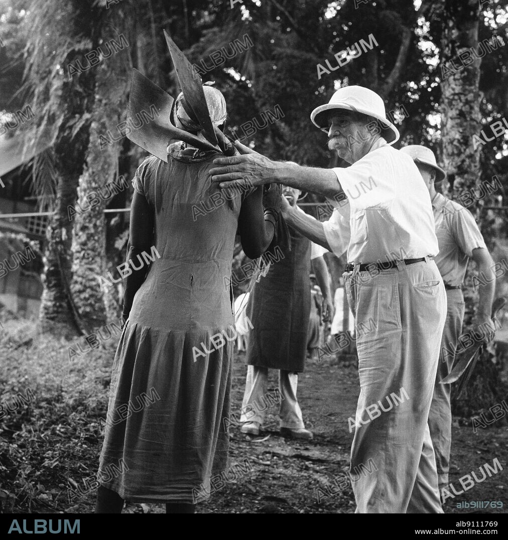 Gabon, Lambaréné, 1959. Here is Albert Scweitzer's hospital founded in 1913. Here, Dr. Albert Schweitzer (84) is seen with a black woman. Photo: Sverre A. Børretzen / Current / NTB.