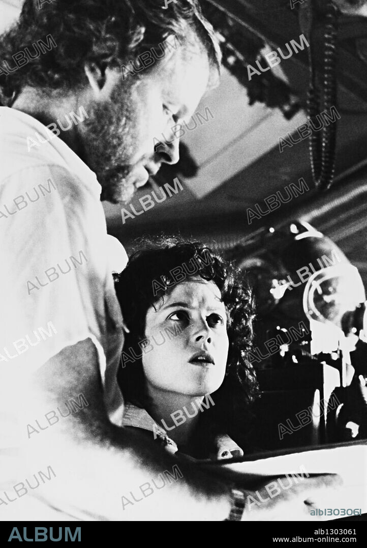 RIDLEY SCOTT y SIGOURNEY WEAVER en ALIEN, EL OCTAVO PASAJERO, 1979 (ALIEN), dirigida por RIDLEY SCOTT. Copyright 20TH CENTURY FOX.
