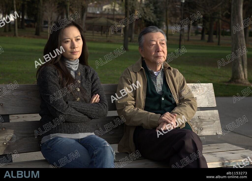 FEIHONG YU y HENRY O en MIL AÑOS DE ORACION, 2007 (A THOUSAND YEARS OF GOOD PRAYERS), dirigida por WAYNE WANG. Copyright BORAM ENTERTAINMENT/ENTERTAINMENT FARM/NORTH BY NORTHWEST.