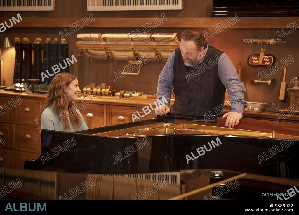 GREGORY GADEBOIS and LOU DE LAAGE in JULIA, 2022 (LE TOURBILLON DE LA VIE), directed by OLIVIER TREINER. Copyright Wy Productions Mars Films.