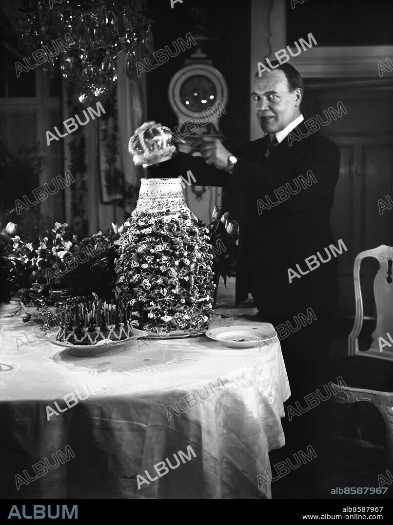 ARKIV 1930 . Skådespelaren Anders de Wahl (1869-1956) på sin 60-årsdag. De Wahl gjorde tusen olika roller under 60 år och betraktas som en av de riktigt stora inom teaterkonsten. Från 1897-1955 läste han nästan utan avbrott Tennysons "Nyårsklockan" i radion på nyårsaftonen.. Anders de Wahl, Swedish actor who played over thousand different roles in his career. Foto: TT / Kod 1900.