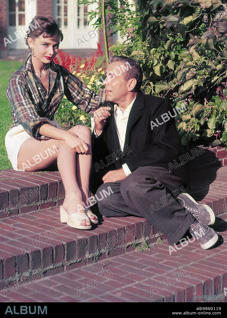 AUDREY HEPBURN y HUMPHREY BOGART en SABRINA, 1954, dirigida por BILLY WILDER. Copyright PARAMOUNT PICTURES.