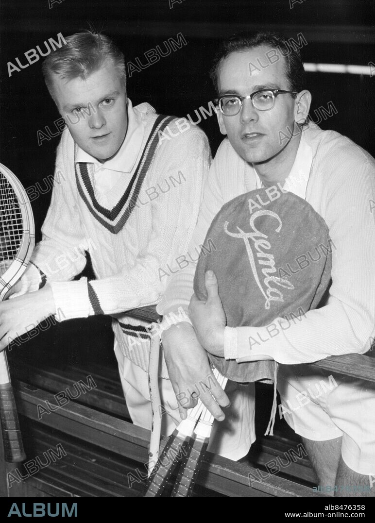 1958-02-09.. Tennisspelarna Janne Lundqvist (tv) och Stig Billgert poserar efter att ha tagit hem den allsvenska tennisserien genom segern över göteborgarna G. Dehio och V. Ek. Foto: Owe Sjöblom / AB Text & Bilder / SVT / Kod: 5600. Mapp: Lundkvist, Jan-Erik Tennis I.P.. Vinnare Segrare Tennis.