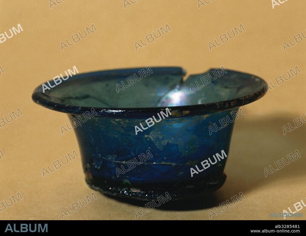 Vaso-recipiente romano de vidrio azul. Procedente de Mérida, antigua Emérita Augusta. Provincia de Badajoz, Extremadura. Museu Episcopal de Vic. Provincia de Barcelona. Comarca de Osona. Cataluña.