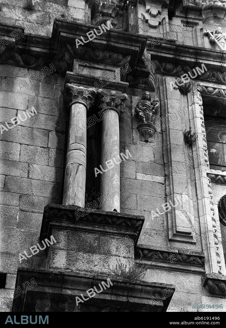 COLUMNAS PAREADAS CON CAPITELES CORINTIOS DE LA IGLESIA DE SANTA MARIA LA MADRE - FOTOGRAFIA EN BLANCO Y NEGRO - AÑOS 50.