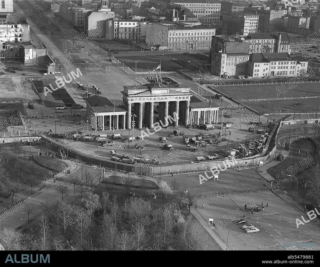 Berlin Wall Photo - 11/22/1961 - Aerial view Berlin Wall -  Brandenburg Gate .
