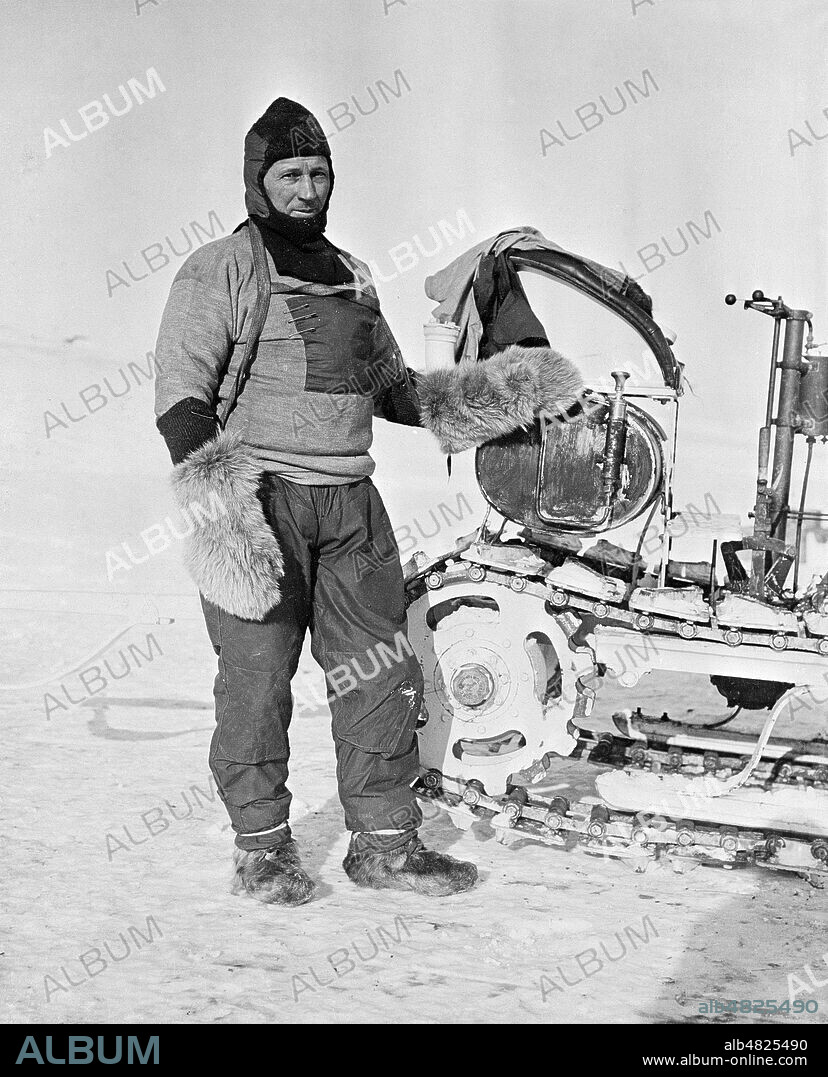 William LASHLY (1867-1940) de l'expedition Terra-Nova de Roger Falcon SCOTT et sa moto-neige Wolseley. Photographie de Herbert POINTING (1870-1935) de novembre 1911. Collection AVANT-DEMAIN/KHARBINE TAPABOR.