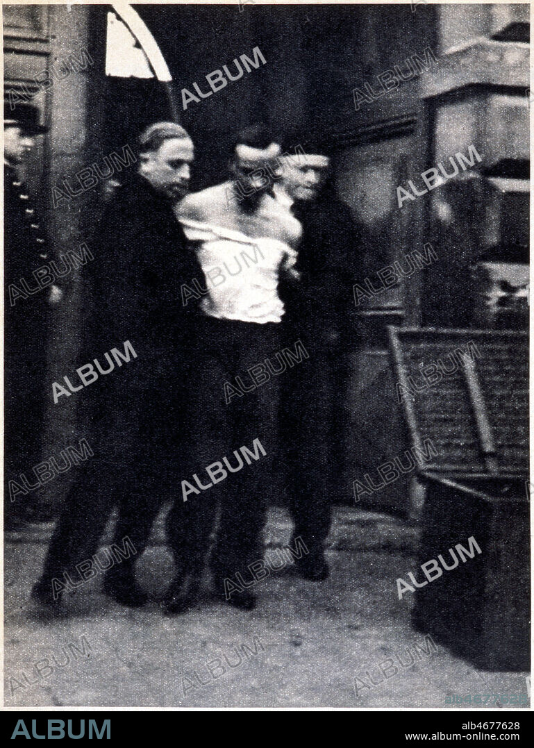 Eugene WEIDMANN (1908-1939) amene a la guillotine. Derniere execution publique en France. Photographie anonyme tiree de Match de 1939. Credit : Collection KHARBINE-TAPABOR.