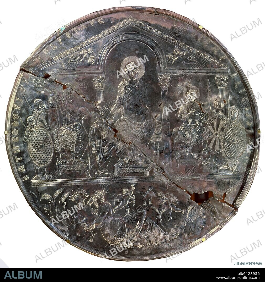 MISSORIUM O DISCO DE TEODOSIO I - ENTREGA DEL ROLLO A ARCADIO Y HONORIO - SIGLO IV - PIEZA DE PLATA TARDORROMANA.