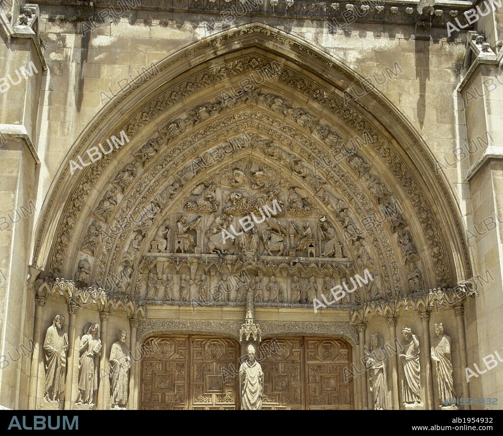 ARTE GOTICO. ESPAÑA. CATEDRAL DE SANTA MARIA DE REGLA. Iniciada en 1205 por el obispo Manrique DE LARA y concluida a inicios del s. XIV. TIMPANO DE LA FACHADA SUR con la representación de CRISTO CON LOS CUATRO EVANGELISTAS y su simbolización tetramorfa (SAN JUAN, el ANGEL; SAN LUCAS, el TORO; SAN MATEO, el AGUILA y SAN MARCOS, el LEON). LEON. Castilla-León.
