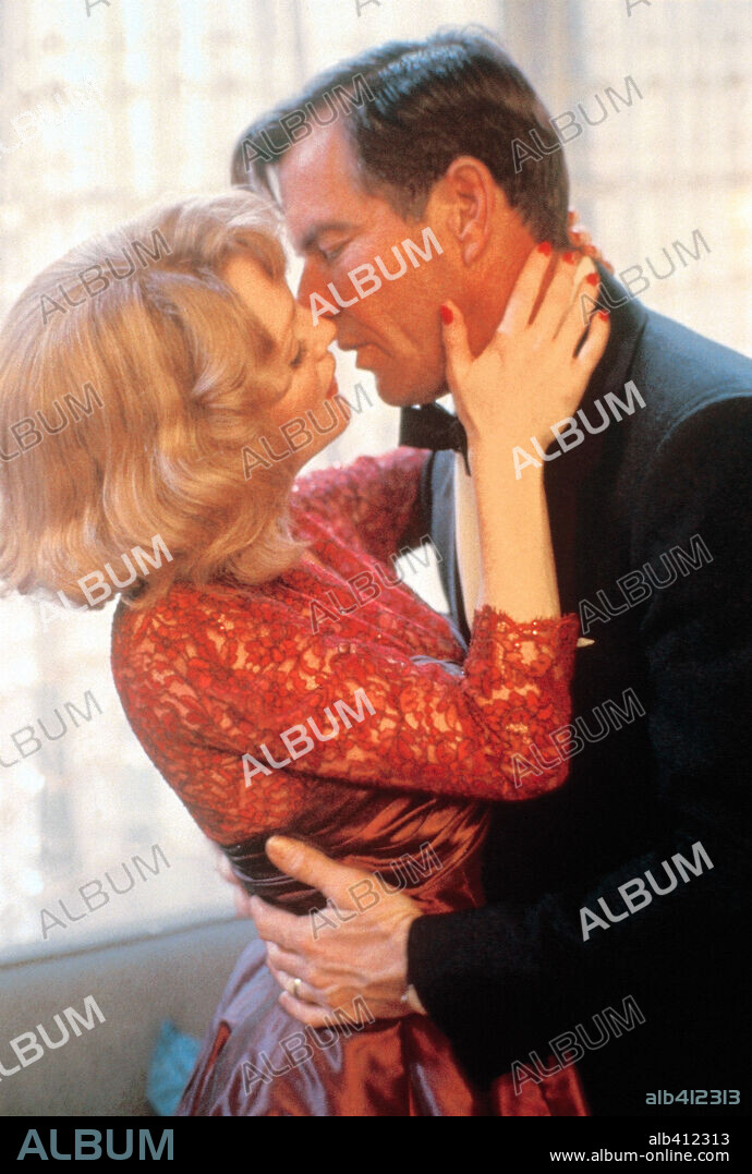 DENNIS QUAID y JULIANNE MOORE en LEJOS DEL CIELO, 2002 (FAR FROM HEAVEN), dirigida por TODD HAYNES. Copyright CLEAR BLUE SKY/JOHN WELLS/KILLER FILMS/ESTION EIGHT/VULCAN.