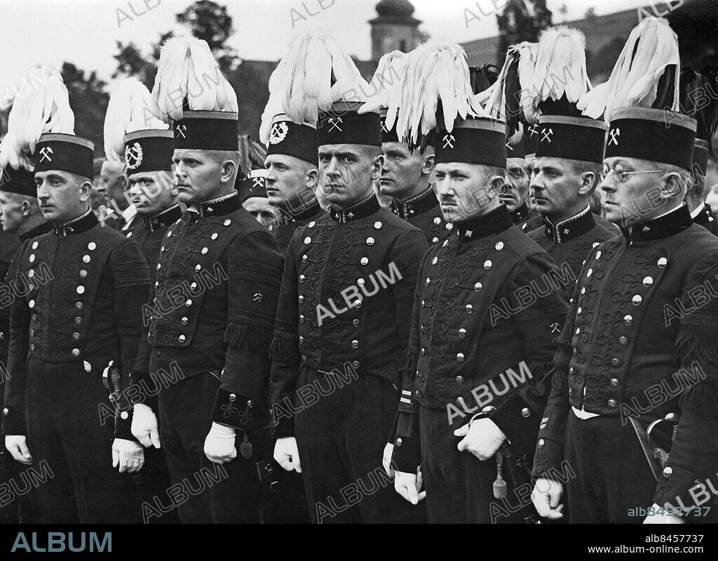 TYSKLAND NEURODE 1930-07. Orig. bildtext... DIE FEIERLICHE BEISETZUNG DER BISJETZT GEBORGENEN 102 TODESOPFER DER FURCHTBAREN BERGWERKS-KATASTROPHE IN NEURODE. Eine Abordnung trauernder Knappen in Gala-Uniform während der Beisetzung. Foto: A-B-C / AB Text & Bilder / SVT / Kod: 5600 Mapp: Gruvkatastrofen i Schlesien. Neurode 2736 B1 Gruvolyckor På rad sites: TYSKLAND;NEURODE PhotoDate:1930-07-??.
