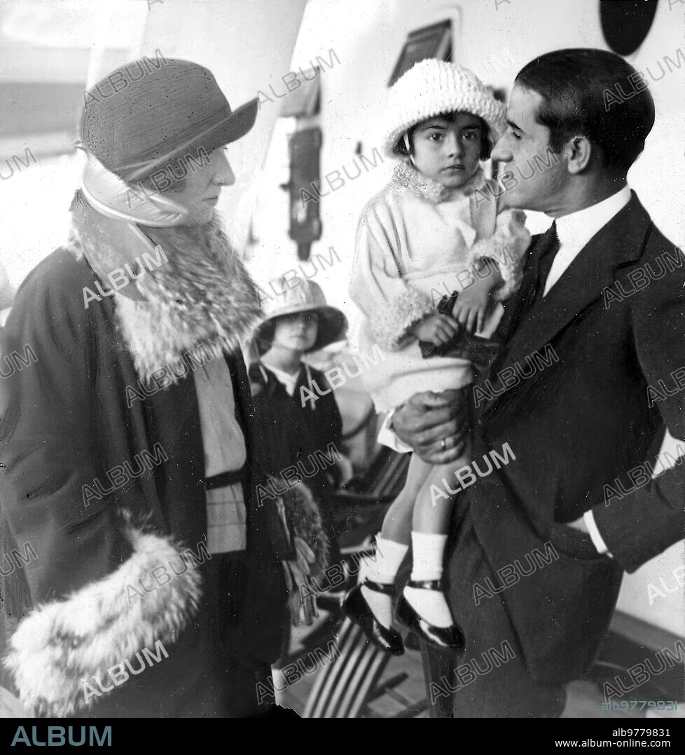 September 25, 1922. Santander - Arrival of Belmonte, the famous former bullfighter Juan Belmonte, with his wife and daughter, on board the ship in which they returned from America (photo Samot).
