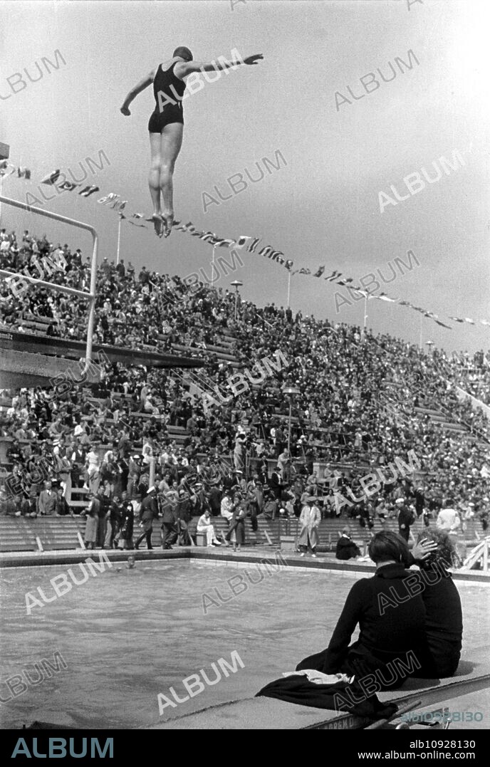 Summer Olympics 1936 - Germany, Third Reich - Olympic Games, Summer Olympics 1936 in Berlin. Women swimming competition at the swimming stadium - platform diver - view of the jump. Image date August 1936. Photo Erich Andres.