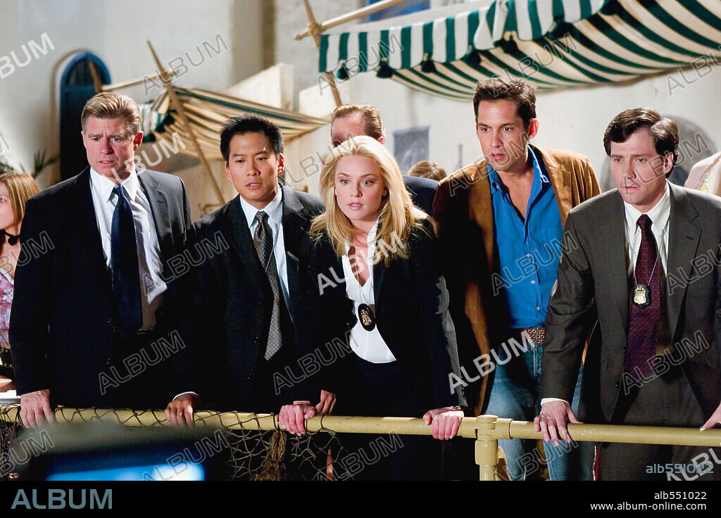 ELISABETH ROHM, ENRIQUE MURCIANO, TREAT WILLIAMS y VIC CHAO en MISS AGENTE ESPECIAL 2: ARMADA Y FABULOSA, 2005 (MISS CONGENIALITY 2: ARMED AND FABULOUS), dirigida por JOHN PASQUIN. Copyright WARNER BROS. / MASI, FRANK.