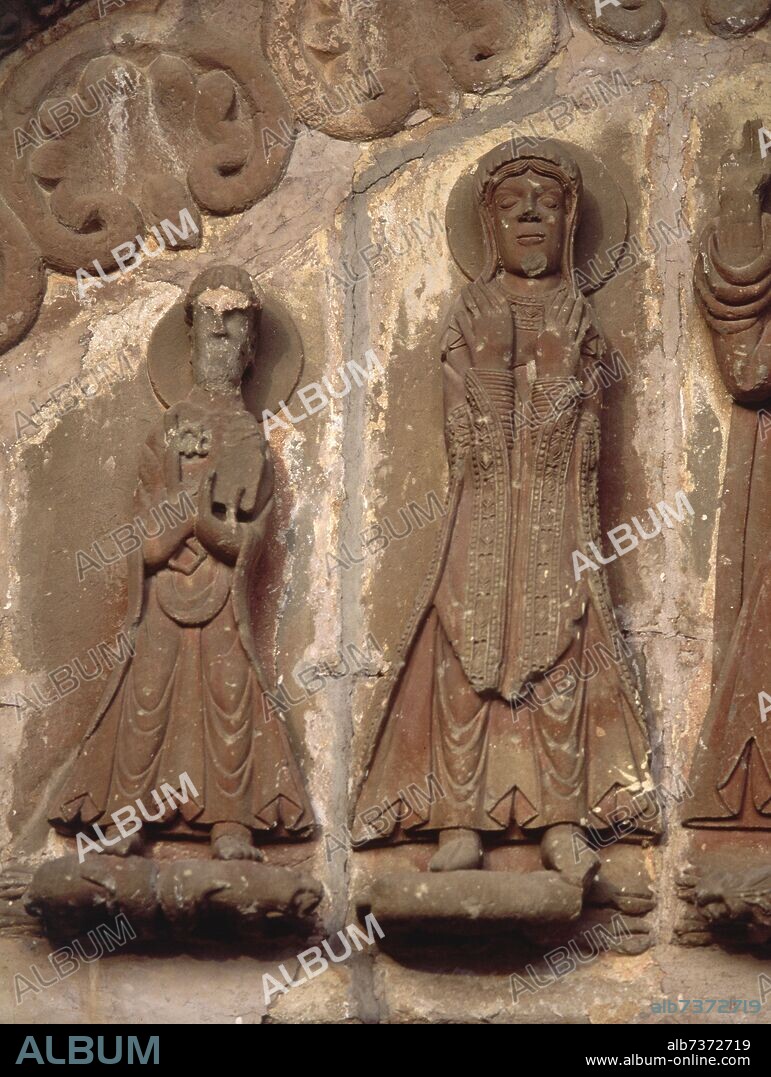 DETALLE DEL TIMPANO DE LA PORTADA PRINCIPAL DE LA IGLESIA LLAMADA PORTA SPECIOSA CON LAS FIGURAS DE LA VIRGEN Y SAN PEDRO - SIGLO XII.