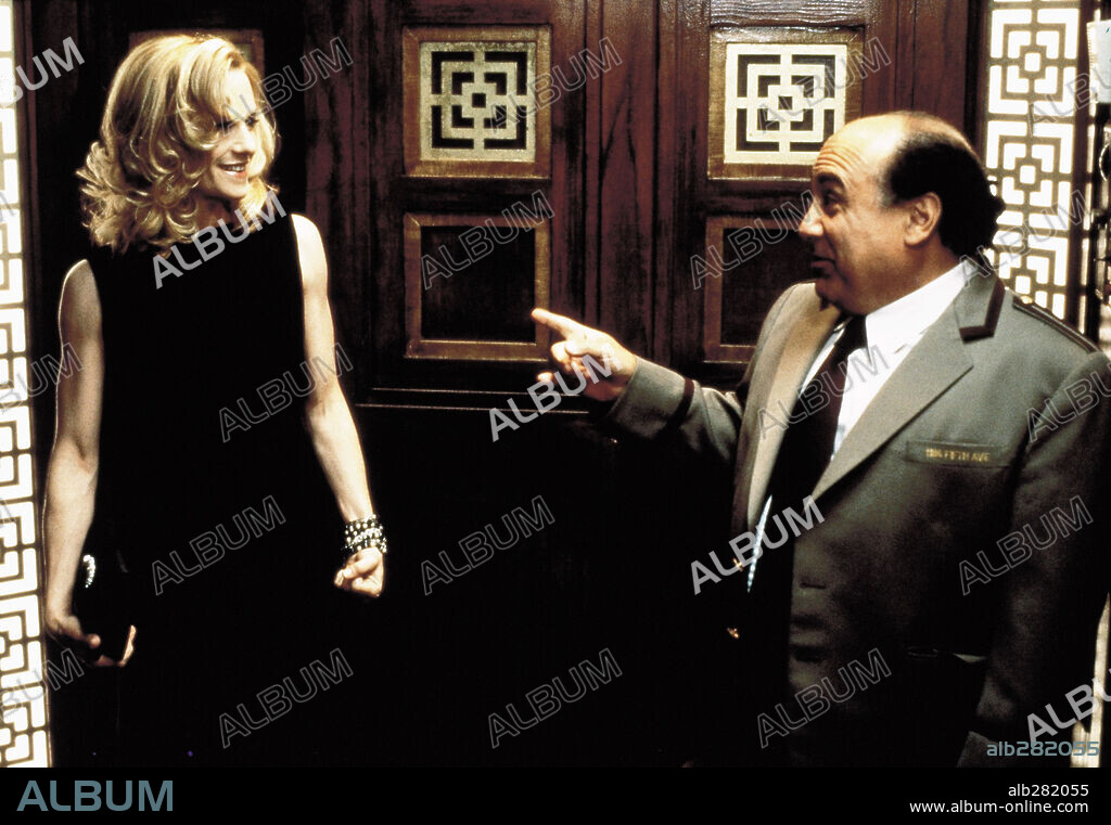 DANNY DEVITO and HOLLY HUNTER in LIVING OUT LOUD, 1998, directed by RICHARD LAGRAVENESE. Copyright NEW LINE CINEMA / MORTON, MERRICK.