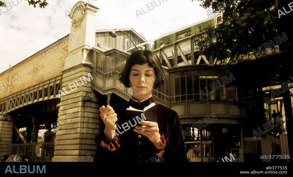 AUDREY TAUTOU in AMÉLIE, 2001 (LE FABULEUX DESTIN D'AMÉLIE POULAIN), directed by JEAN-PIERRE JEUNET. Copyright VICTORIE PRODUCTIONS/UGC IMAGES/TAPIOCA FILMS/FRANCE 3 CINEM.