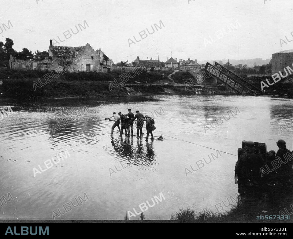 Première Guerre mondiale / Front ouest:. Grande offensive allemande, de mars à juillet 1918. Percée au Chemin-des-Dames, Traversée de l'Aisne et prise de Soissons, 29.5.1918. Soldats allemands traversant l'Aisne sur un radeau en bois de fortune. Photo. Berlin, Sammlung Archiv für Kunst und Geschichte.