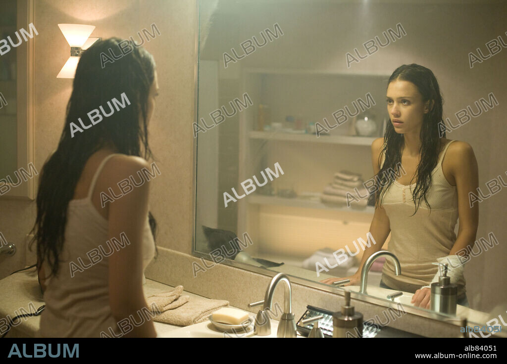 JESSICA ALBA en EYE, THE [VISIONES], 2008 (THE EYE), dirigida por DAVID MOREAU y XAVIER PALUD. Copyright LIONSGATE/PARAMOUNT VANTAGE/CRUISE/WAGNER PROD./VERTIGO ENT.