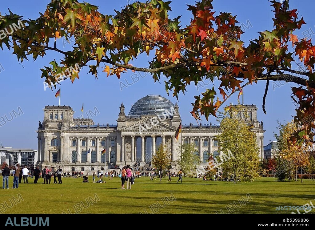 Tourists in front of the Reichstag building in autumn, seat of the German Bundestag, government district, Bezirk Mitte, Berlin, Germany, Europe