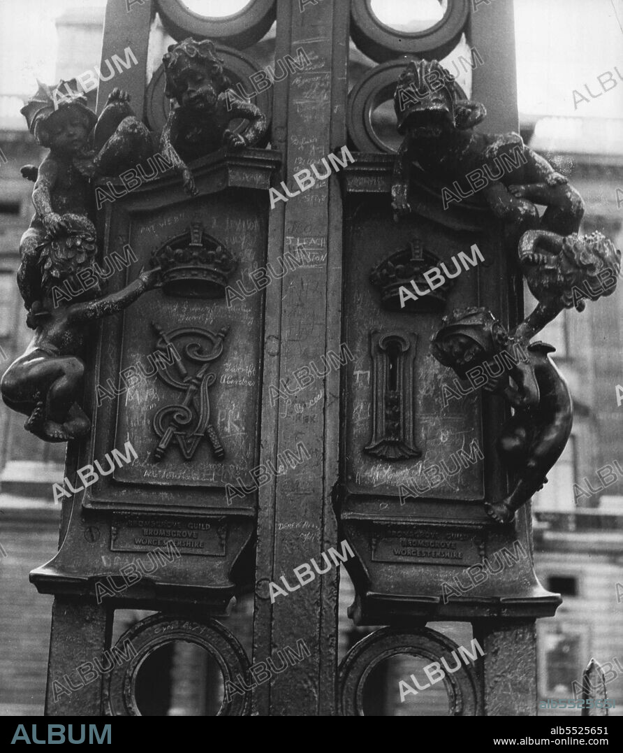 Round And About Buckingham Palace - The beautifully ornamented keyhole of the central entrance gates. January 11, 1949. (Photo by Camera Press).