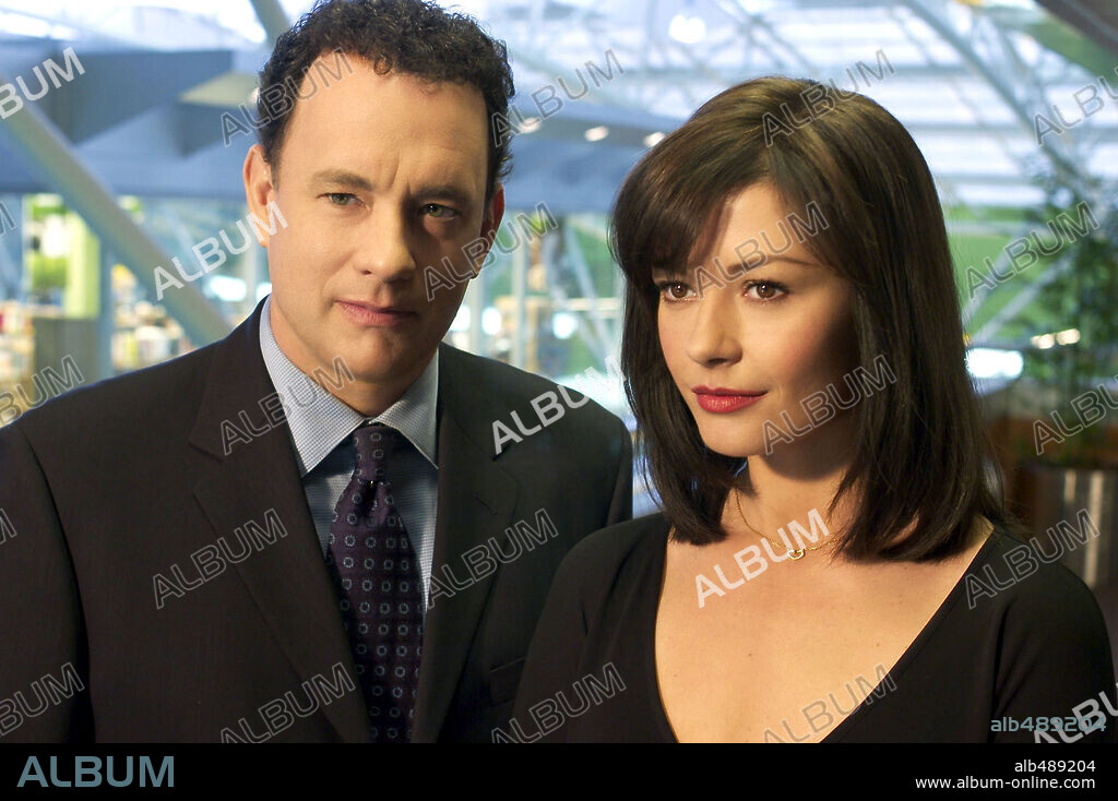 CATHERINE ZETA-JONES et TOM HANKS dans THE TERMINAL, 2004, réalisé par STEVEN SPIELBERG. Copyright DREAMWORKS SKG/AMBLIN / MORTON, MERRICK.