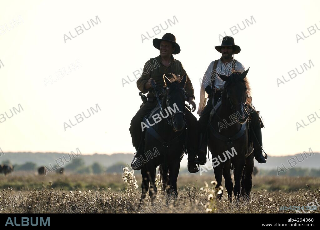 JOAQUIN PHOENIX y JOHN C. REILLY en LOS HERMANOS SISTERS, 2018 (THE SISTERS BROTHERS), dirigida por ALEXANDRE DESPLAT. Copyright Annapurna Pictures / Why Not Productions / Michael De Luca P / BESSON, SHANNA.