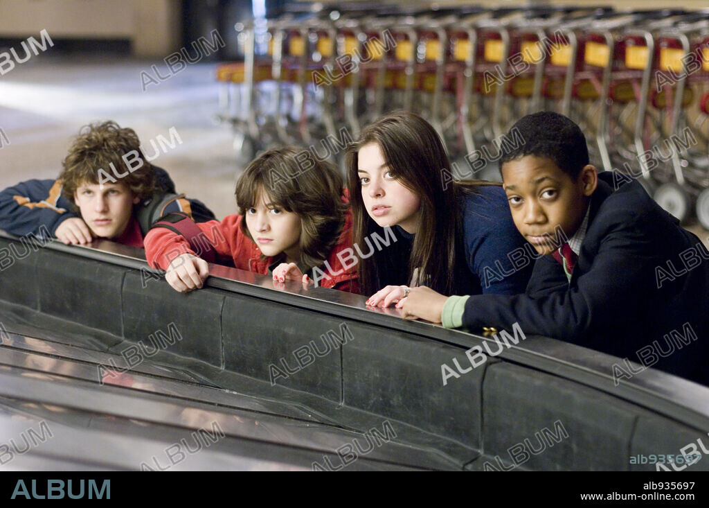 DYLLAN CHRISTOPHER, GINA MANTEGNA, QUINN SHEPARD y TYLER JAMES WILLIAMS en PELIGRO: MENORES SUELTOS, 2006 (UNACCOMPANIED MINORS), dirigida por PAUL FEIG. Copyright WARNER BROS PICTURES/DONNERS' COMPANY/VILLAGE ROADSHOW PICTU / BRAMLEY, JOHN.