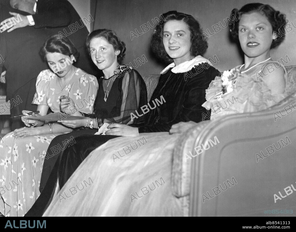 STOCKHOLM 1938-02-06. Orig. bildtext... FRÅN PRISUTDELNINGEN EFTER SKRIDSKO-VM. En glad kvartett efter slaget: Fr.v. Emmy Putzinger, Österrike, Lydia Veicht, Megan Taylor och Gladys Jagger. Foto: AB Text & Bilder / SVT / Kod: 5600 Mapp: JAD - JAK VM i konståkning för damer i Stockholm 4-5 februari 1938 Kvartett Leende persons: EMMY PUTZINGER;LYDIA VEICHT;MEGAN TAYLOR;GLADYS JAGGER sites: STORBRITANNIEN*;TYSKLAND*;ÖSTERRIKE*;STOCKHOLM;SVERIGE.