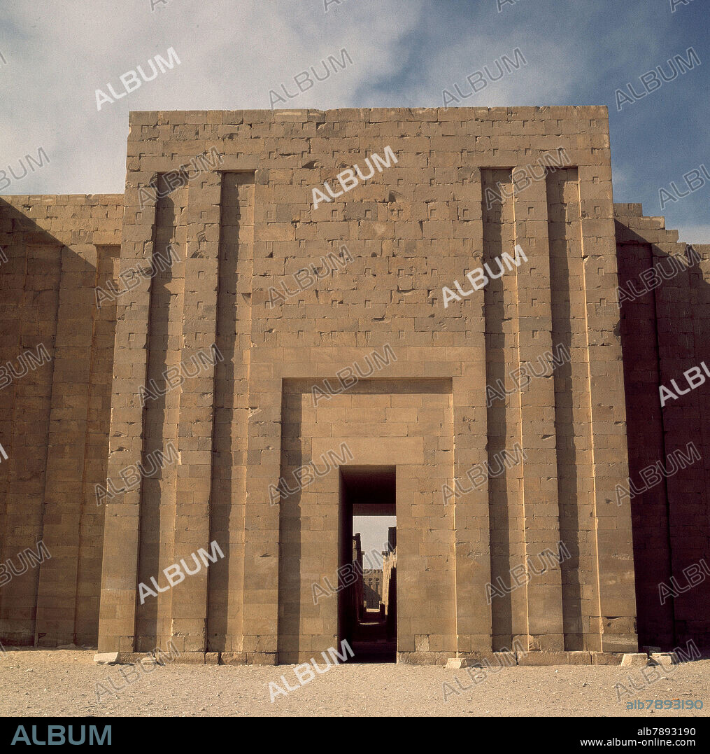 IMHOTEP O IMUTES. MURALLA CON BASTION DE ENTRADA SALA HIPOSTILA - PUERTA PRINCIPAL - III MILENIO AC - FOTO AÑOS 70.